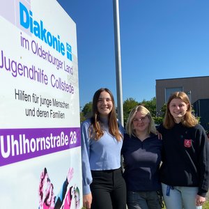 Begleiten Kinder und Jugendliche bei der Jugendhilfe Collstede, die FSJlerinnen (von links) Greta Kapusta, Sophia Jacobus und Kim Schinski. Foto: Kerstin Kempermann